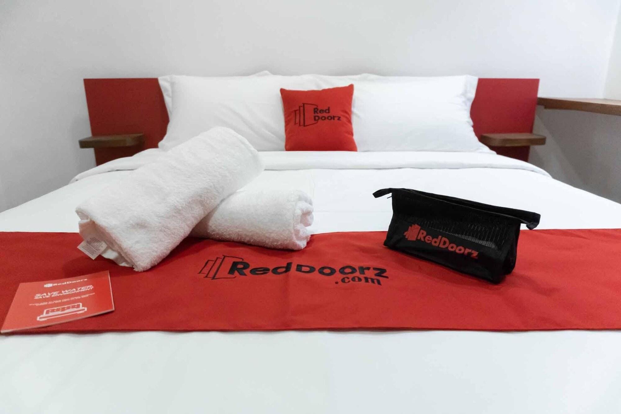 Reddoorz Plus At Mm Hotel Las Pinas Former Reddoorz Plus Near Bamboo Organ Las Piñas Exterior foto